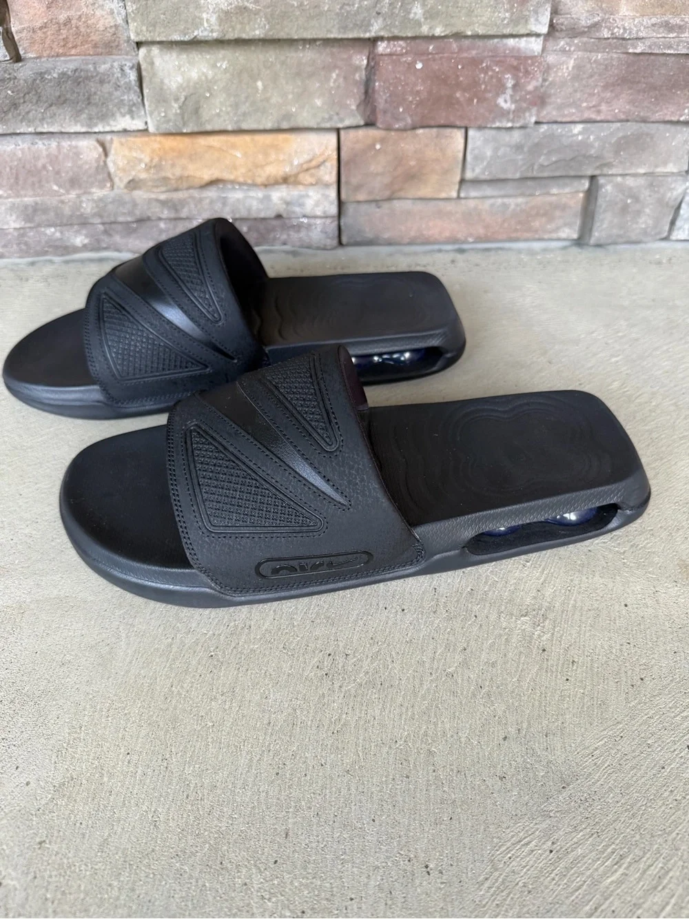 NWOT Nike El Cirro men’s black/black men’s size 12 US slides sandals